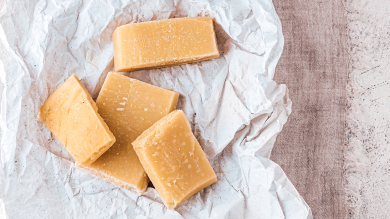 Rinds de parmesan sur papier blanc émietté