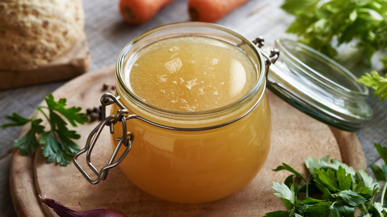 Un pot de bouillon de poulet