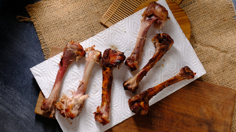 Offs de poulet sur une serviette