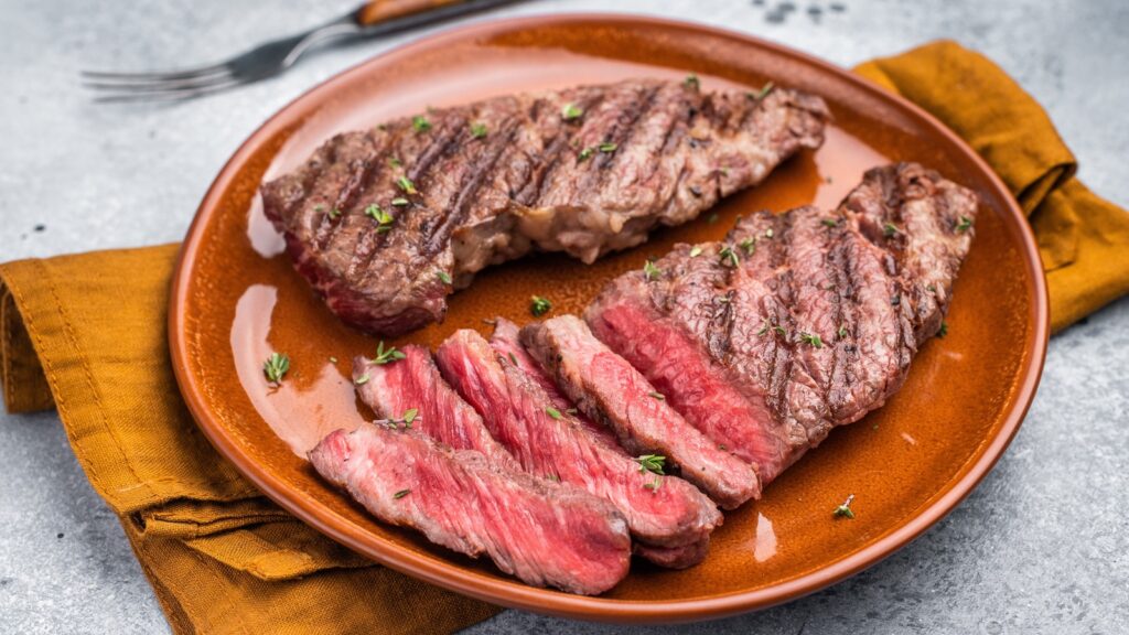 La lame et le steak de fer plat sont de la même coupe: voici la seule différence