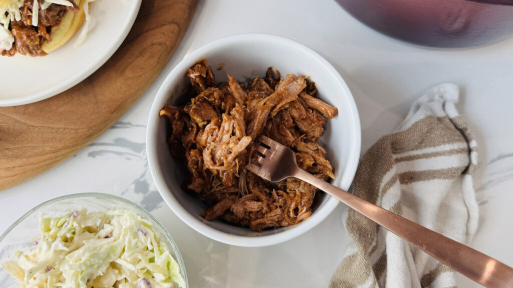 Notre sauce barbecue à 3 ingrédients est parfaite pour le porc effiloché