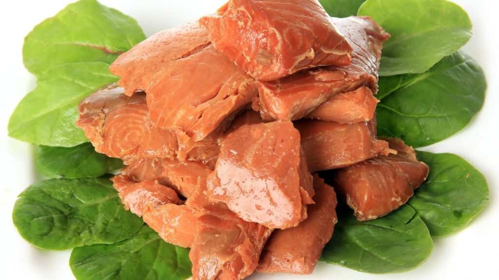 Les extrémités brûlées du saumon pourraient être la meilleure chose que vous ayez pensé à fumer sur le gril