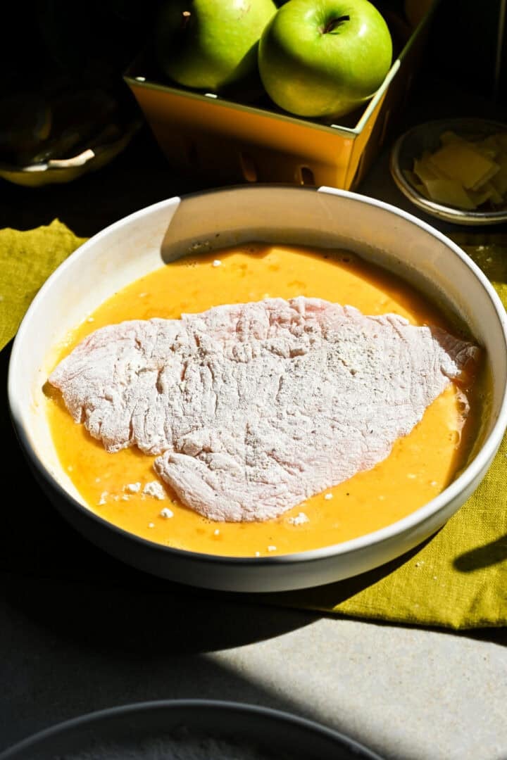 Farine de poulet dragué dans des œufs.