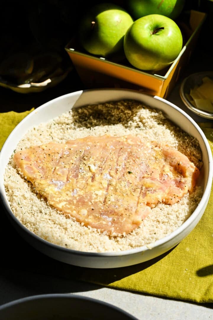 Enrobage de poulet dans la chapelure panko.