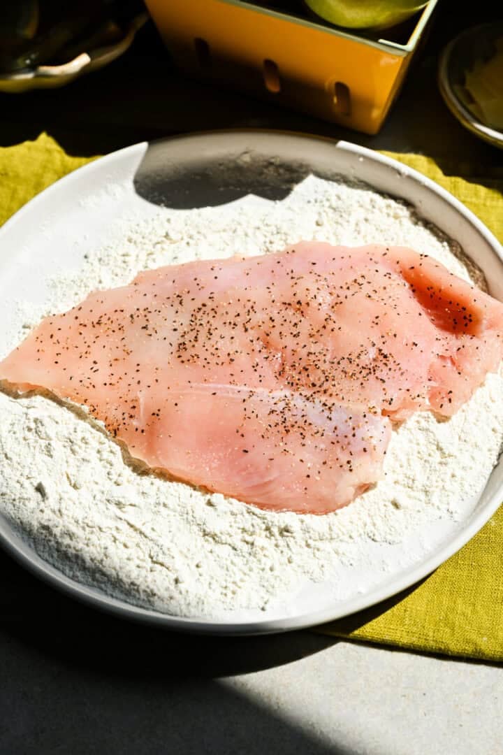 Le poulet a dragué dans un mélange de farine.