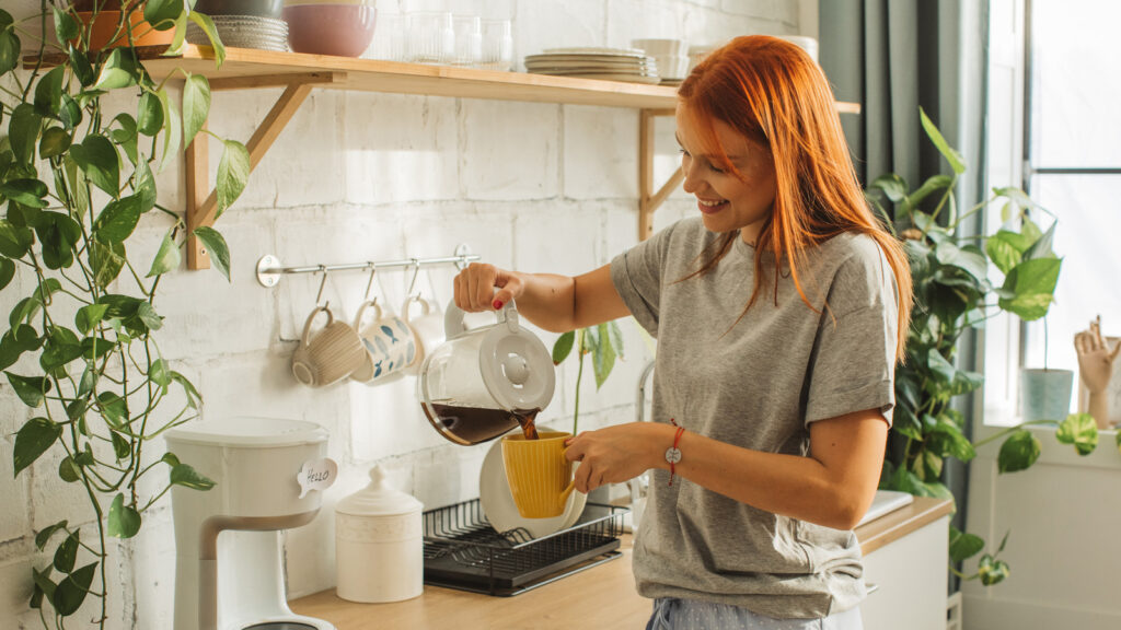Donnez à votre cuisine une ambiance de café avec ce bricolage d'arbre à engendrer des tasses à café