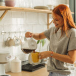 Donnez à votre cuisine une ambiance de café avec ce bricolage d'arbre à engendrer des tasses à café