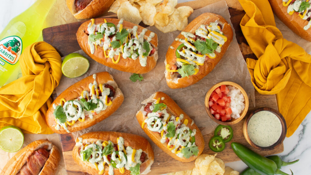 Pimentez les hot-dogs de Sonora avec une mayonnaise à la salsa verde