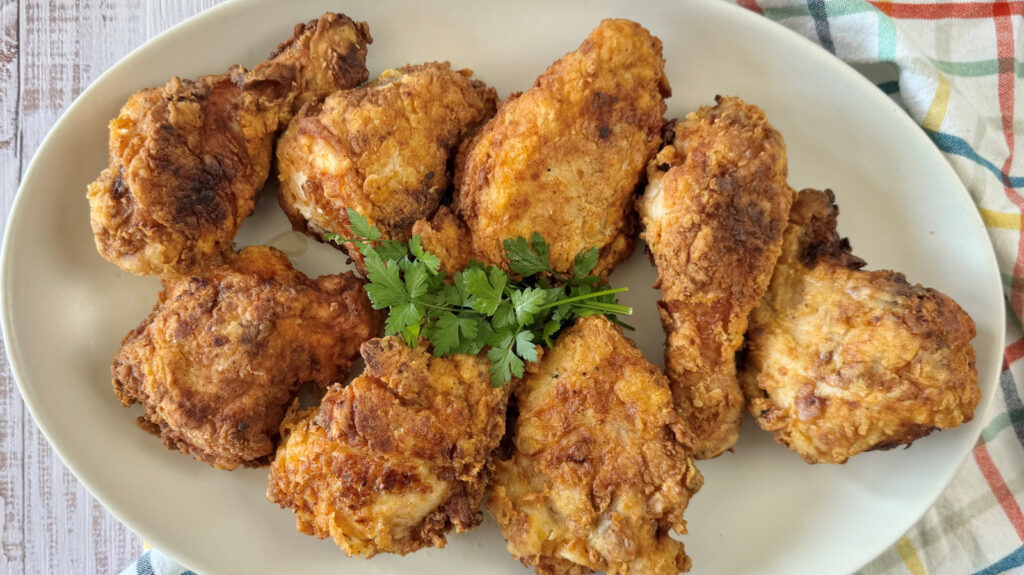 Notre recette simple et classique de poulet frit utilise un ingrédient riche pour plus de croustillant