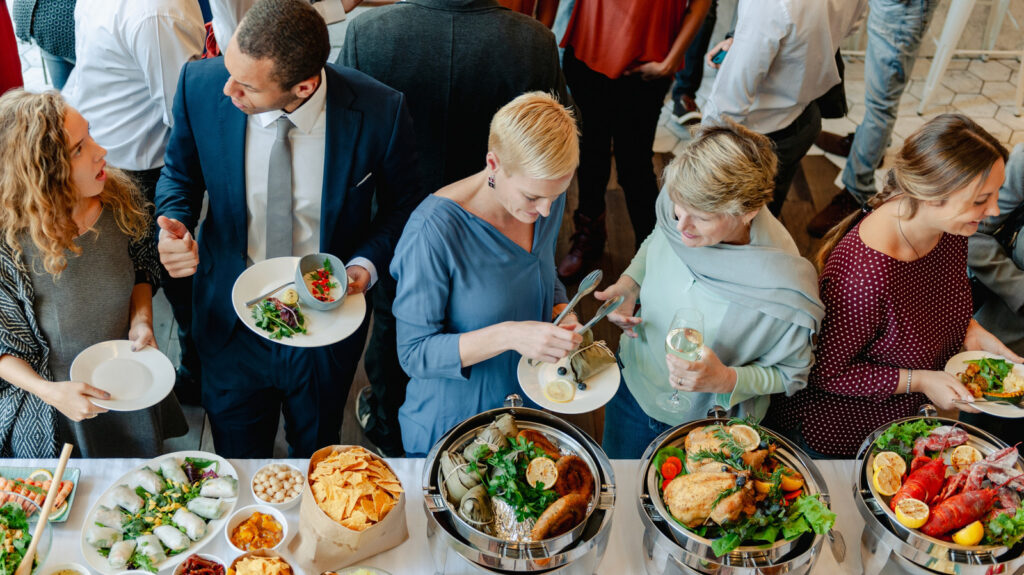 L’astuce intelligente du buffet pour empêcher les clients de gaspiller des aliments coûteux