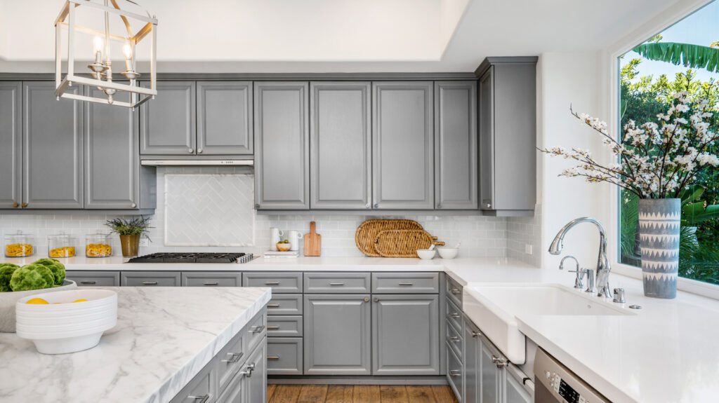 Dites adieu aux tristes cuisines grises du millénaire avec ces 9 améliorations abordables