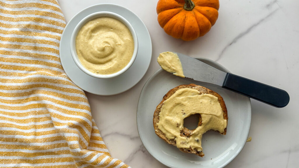 Notre recette de fromage à la crème à la citrouille est la tartinade sucrée que votre bagel mérite