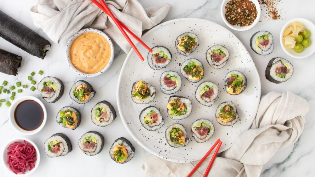 Notre recette de rouleaux de thon épicés est beurrée, audacieuse et meilleure que les plats à emporter