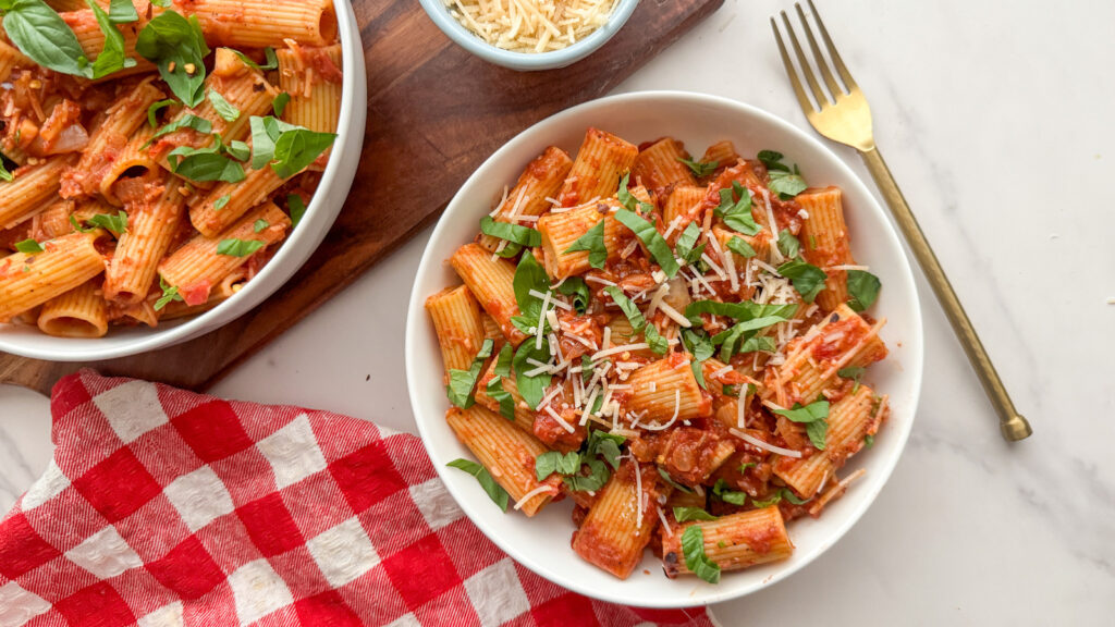 Notre recette de pâtes rigatoni épicées fait honte à la sauce en pot
