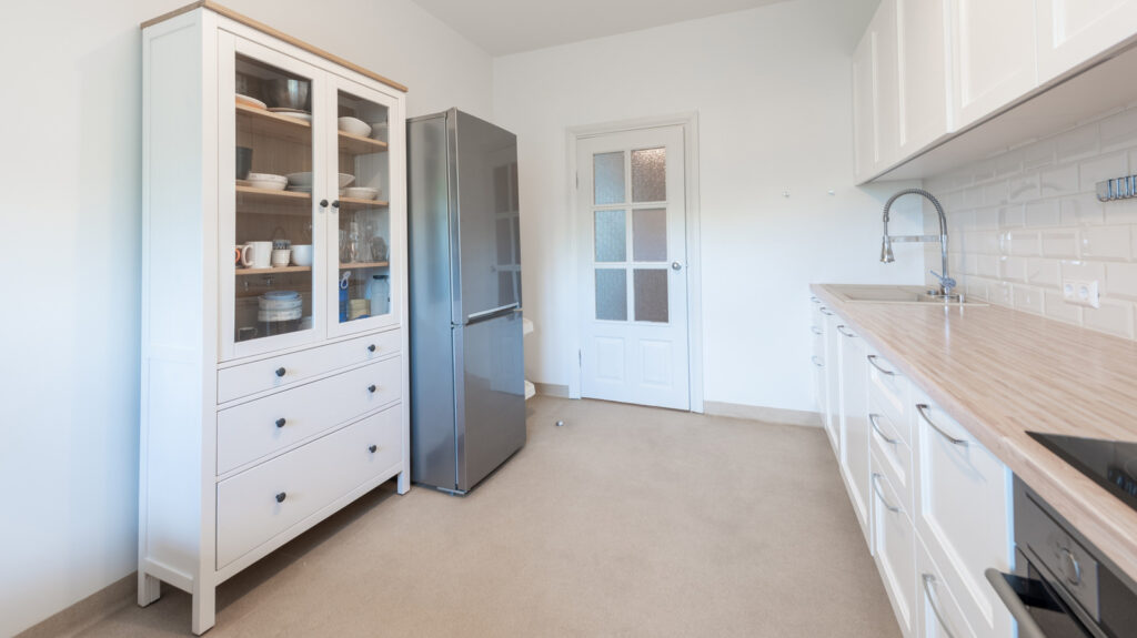 Le meuble de cuisine classique qui vaut la peine d'être utilisé à côté des armoires