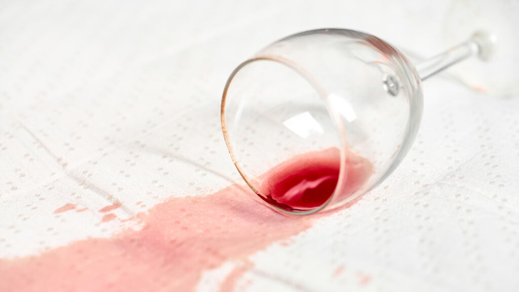 Le vin blanc est-il la solution à vos taches de vin rouge ?