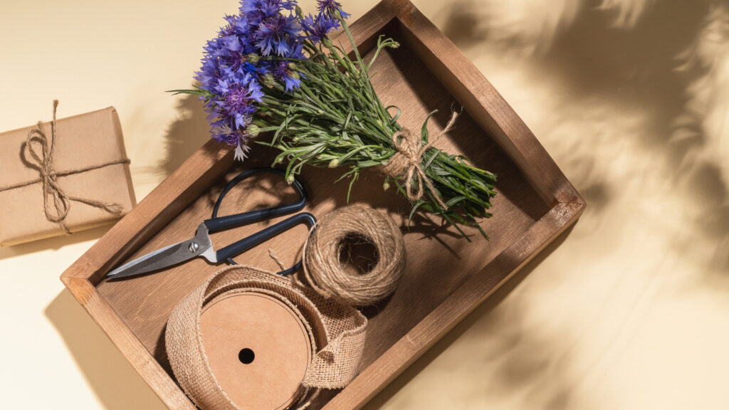 Vous pouvez bricoler votre propre pièce maîtresse de grange en poterie entièrement chez Dollar Tree
