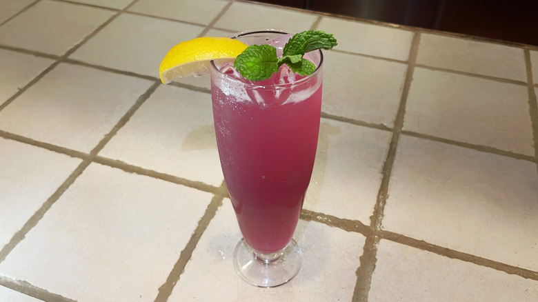 Le coucher de soleil sicilien d'Olive Garden sur un bar blanc avec des garnitures de citron et de brins de menthe