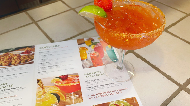 La margarita au limoncello aux fraises à côté de la carte des cocktails d'Olive Garden