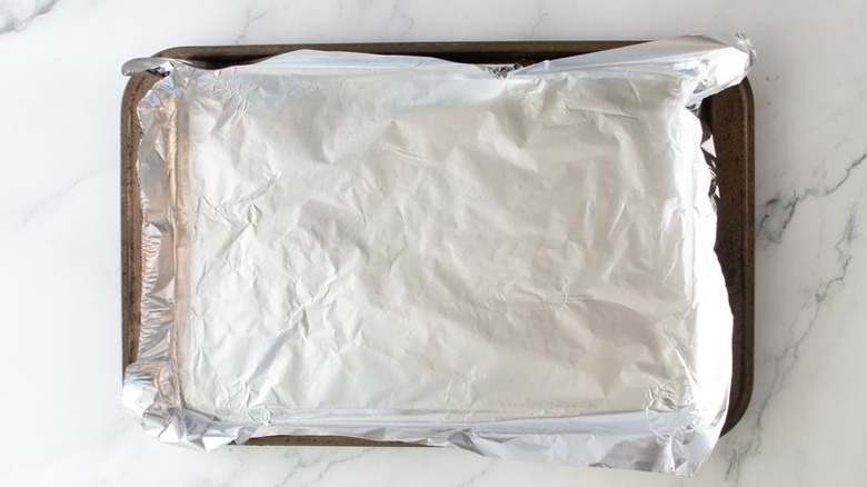 Plaque à pâtisserie tapissée de papier d'aluminium