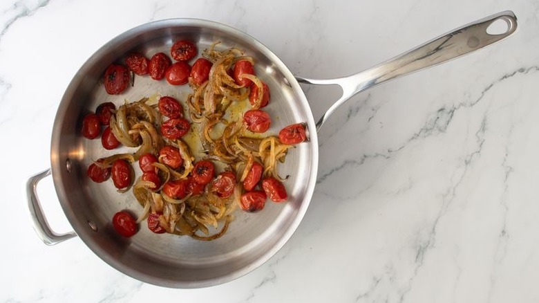 Tomates et oignons grillés dans une poêle