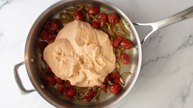 Légumes rôtis et bisque de homard dans une poêle
