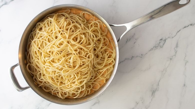 Pile de spaghetti assis dans une poêle