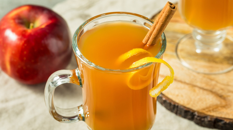 Une vue vers le bas d'un grog chaud classique avec un bâton de cannelle et une garniture de zeste de citron