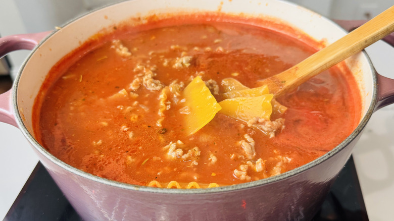 nouilles crues dans un pot de soupe aux tomates et aux nouilles