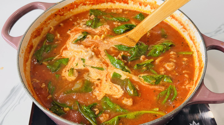 pot de soupe tomates-nouilles aux épinards et à la crème