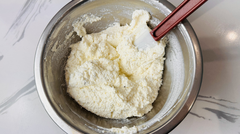 ricotta dans un bol en métal