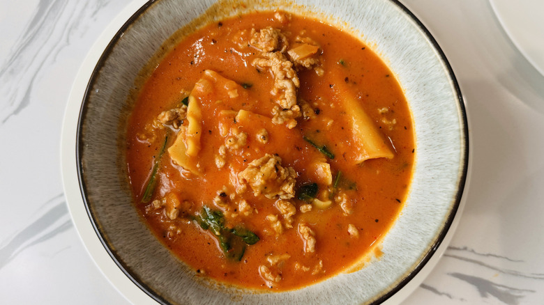bol de soupe tomates-nouilles