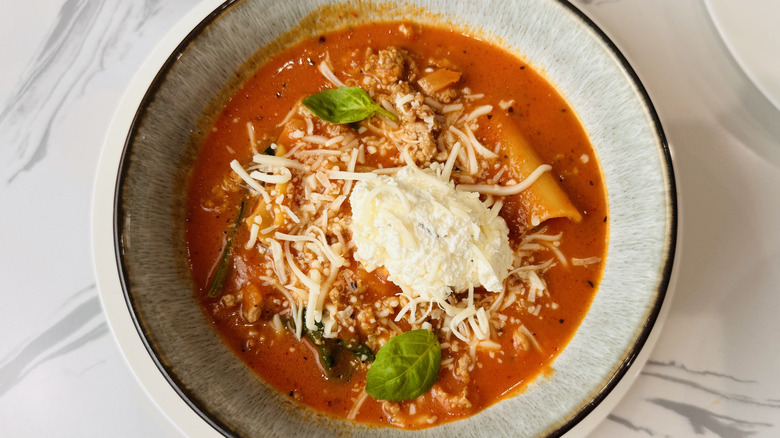 bol de soupe aux tomates et aux nouilles avec du fromage