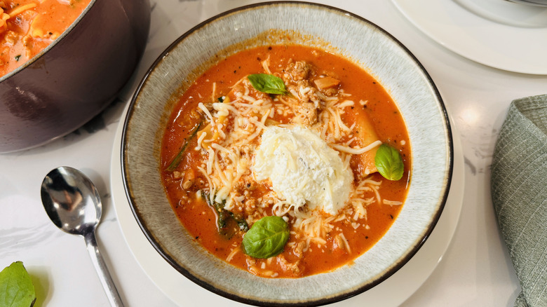 bol de soupe aux tomates et aux nouilles avec du fromage