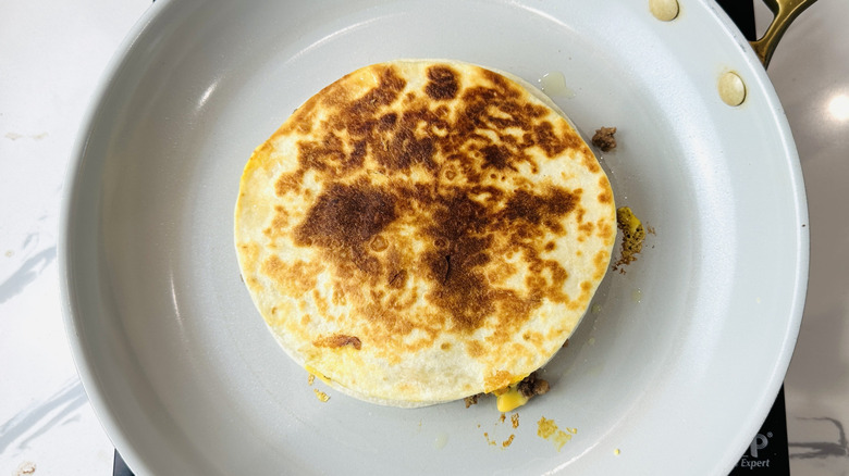 Quesadilla dorée dans une poêle