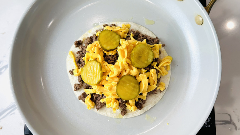 Quesadilla au cheeseburger dans une poêle
