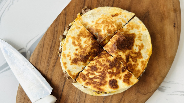Quesadilla coupée en quartiers