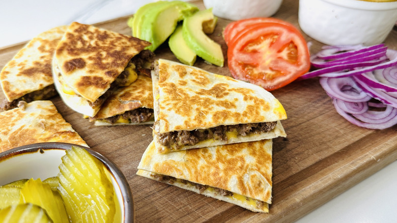 Quesadillas au cheeseburger avec garnitures
