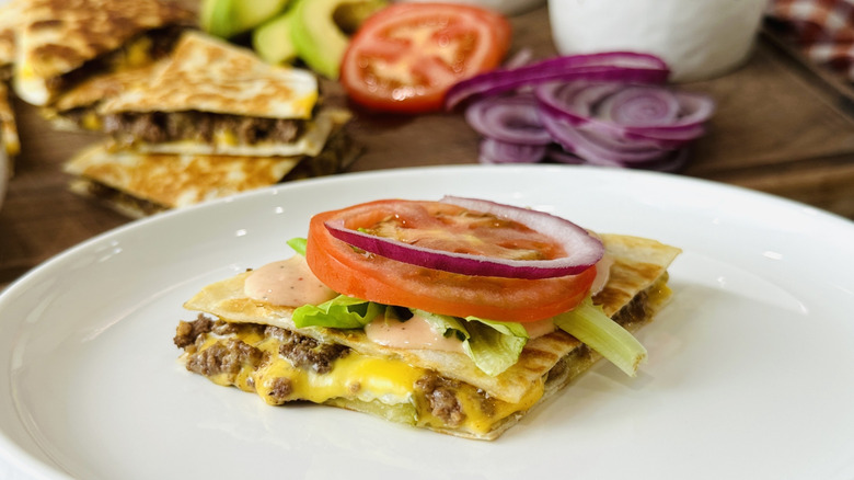 Quesadillas au cheeseburger garnies