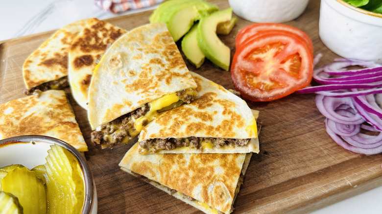 Quesadilla au cheeseburger chargée sur une assiette
