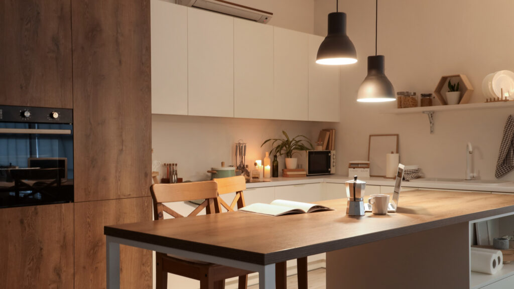 Ajoutez de la chaleur à une cuisine aux tons froids avec une fonctionnalité qui a un impact silencieux sur la pièce