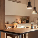 Ajoutez de la chaleur à une cuisine aux tons froids avec une fonctionnalité qui a un impact silencieux sur la pièce