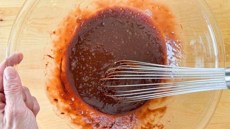 Fouetter ensemble les œufs et le Nutella dans un bol en verre