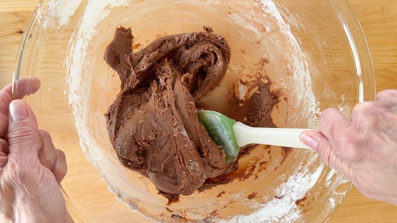 En remuant la pâte à beignets Nutella à 3 ingrédients dans un bol en verre avec une spatule en caoutchouc