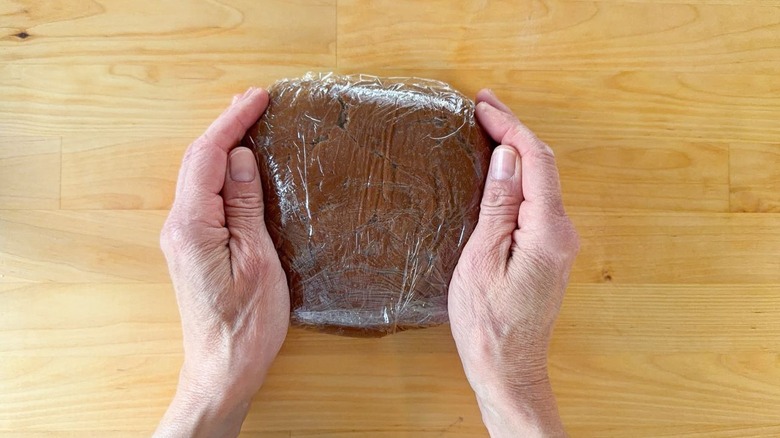 Pâte à beignets Nutella à 3 ingrédients dans une pellicule plastique sur le comptoir