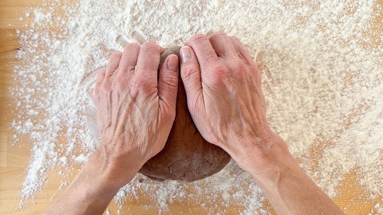 Pétrir la pâte à beignets Nutella à 3 ingrédients sur une surface farinée