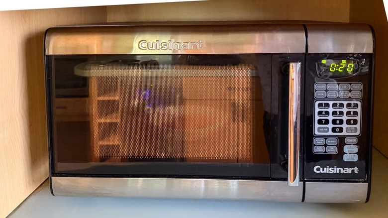 Nutella dans un bol au micro-ondes réglé sur 20 secondes