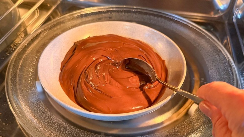 Remuer le Nutella dans un bol au micro-ondes