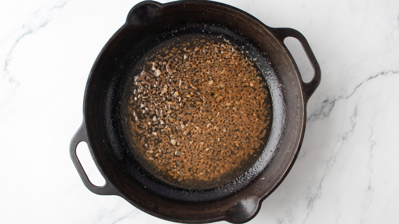 faire revenir le liquide avec les oignons hachés dans une poêle noire