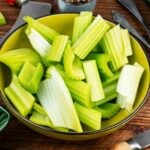 L'apéritif à l'ancienne qui donne une touche de saveur au céleri ennuyeux